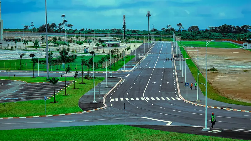Boulevard moderne menant au stade national d'Ebimpé