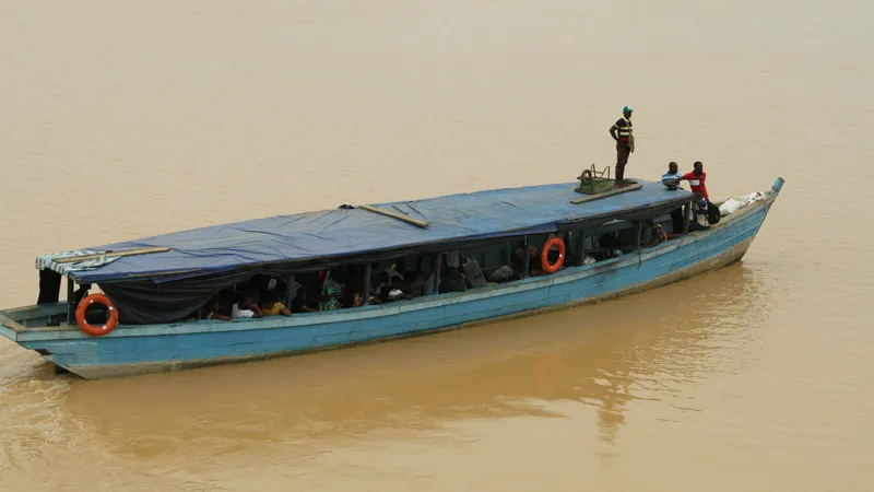 Pirogue de transport de passagers sur la lagune