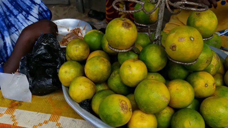 Étal de fruits sur un marché ivoirien